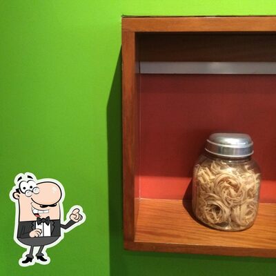 Sente em uma das mesas no Magazzino