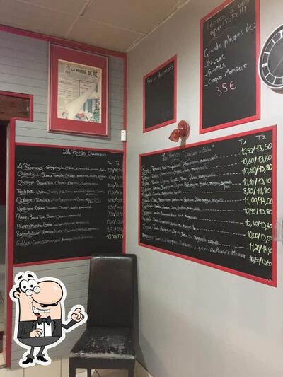 Installez-vous à l'une des tables de Planet'Pizz