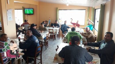 Sente em uma das mesas no Restaurante Do Dema