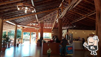 Sente em uma das mesas no Restaurante e Café Casa da Roça