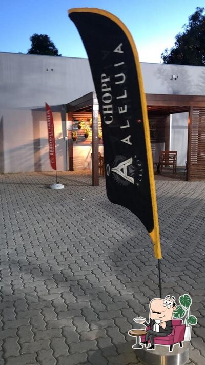 Sente em uma das mesas no Distribuidora Aleluia Bier