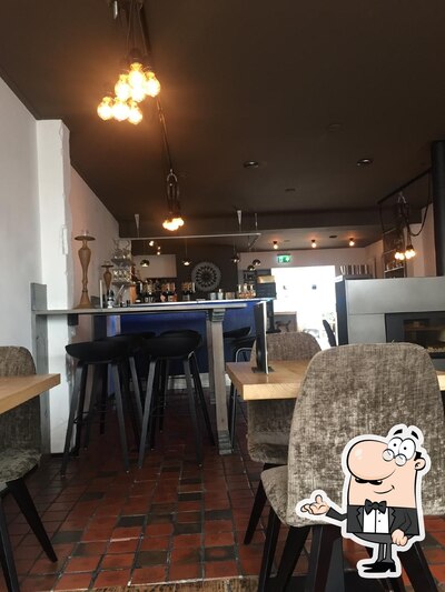 Installez-vous à l'une des tables de Babbels