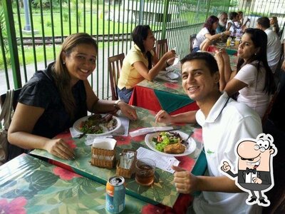 Sente em uma das mesas no Restaurante Metrô