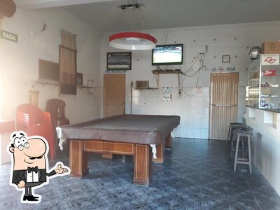 Sente em uma das mesas no Sinucão do Anselmo