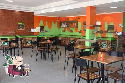 Sente em uma das mesas no Sorveteria Frutos de Goiás