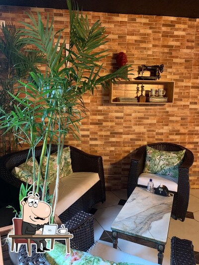 Sente em uma das mesas no Fala Belo