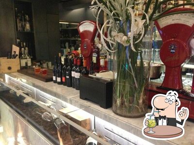 Prova qualcosa da bere al ristorante Instabile