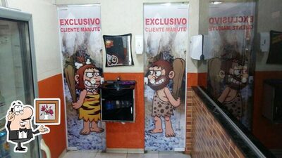 Sente em uma das mesas no Mamute Fast Food