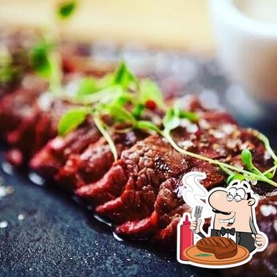 Pratos de carne são disponibilizados no Dos Santos