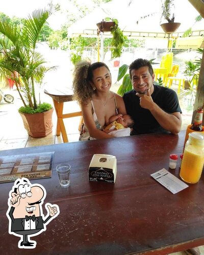 Sente em uma das mesas no Léo da Beira Rio