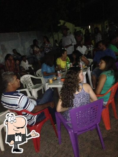 Sente em uma das mesas no Mercearia avenida