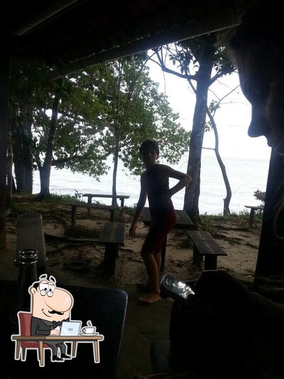 Sente em uma das mesas no Cabana Laphayette