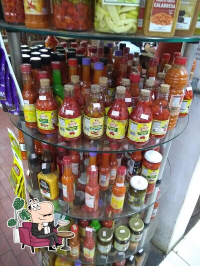 Sente em uma das mesas no Restaurante e Lanchonete Linguica no Pão Bom Jesus