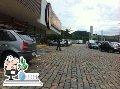 Descubra a parte externa do Frango Assado Cambuí