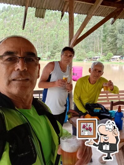 Sente em uma das mesas no Bar Do Jiboia