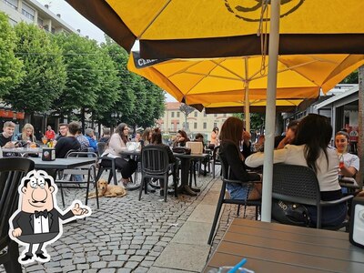 Siediti a un tavolo di chiosco bar