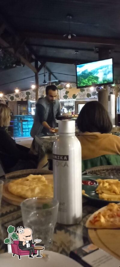 Installez-vous à l'une des tables de მწვანე