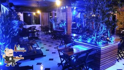 Sente em uma das mesas no Fala Belo