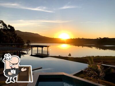 Desfrute da vista da área externa do Hotel Chalé Capitólio