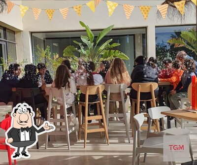 Installez-vous à l'une des tables de TGM