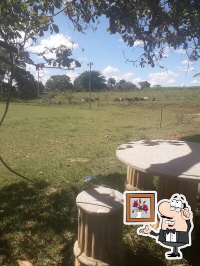 Sente em uma das mesas no Ranchos Prainha