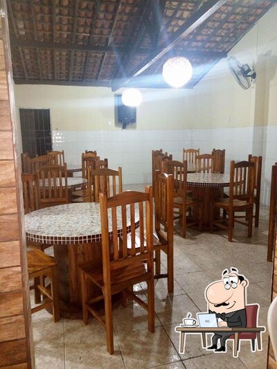 Sente em uma das mesas no Saborear Pizzaria e Delivery Nossa Senhora do Socorro SE