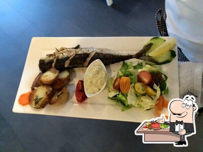 Jammra sert un nombre deplat à base de fruits de mer