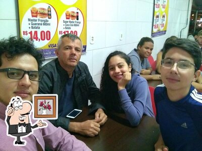 Sente em uma das mesas no Master Bomba