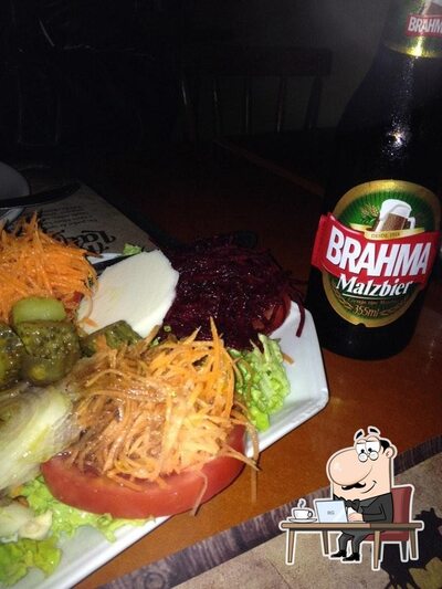 Sente em uma das mesas no La Invernada - Cassino