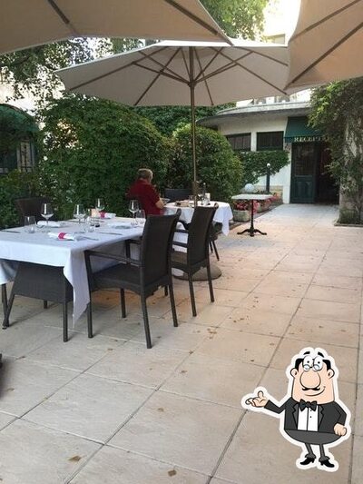 Installez-vous à l'une des tables de Le Relais