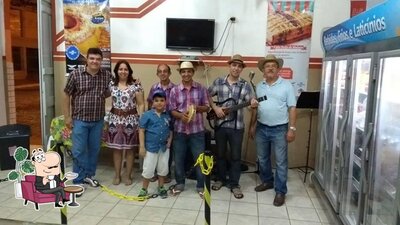 Sente em uma das mesas no Panificadora Cearense