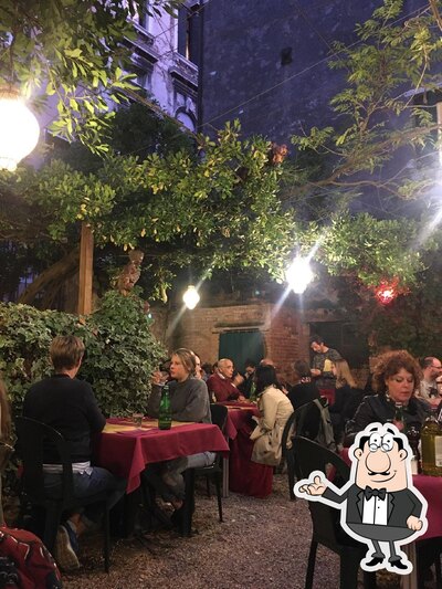 Siediti a un tavolo di Osteria Trattoria Al Nono Risorto