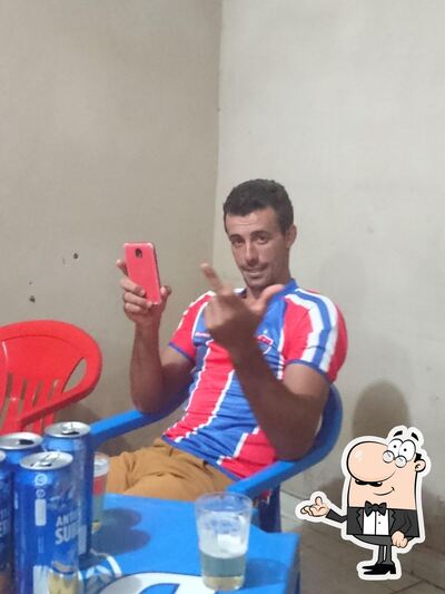 Sente em uma das mesas no Bar Do Nadin