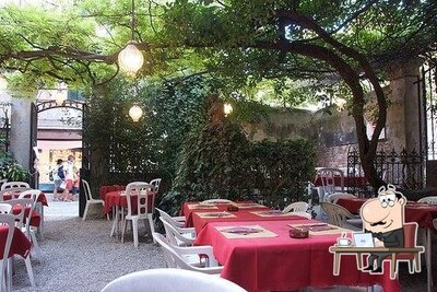 Siediti a un tavolo di Osteria Trattoria Al Nono Risorto