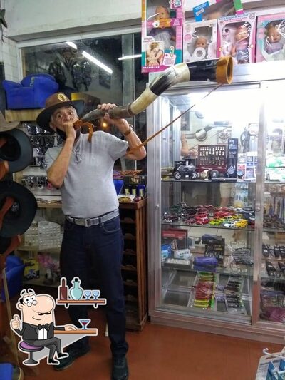 Sente em uma das mesas no Restaurante e Lanchonete Linguica no Pão Bom Jesus