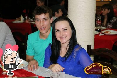 Sente em uma das mesas no Althernativo