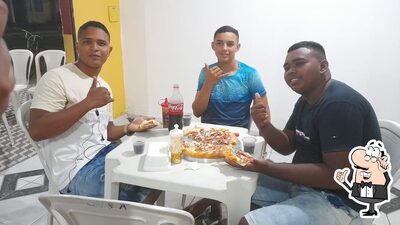 Sente em uma das mesas no Quality Pizza