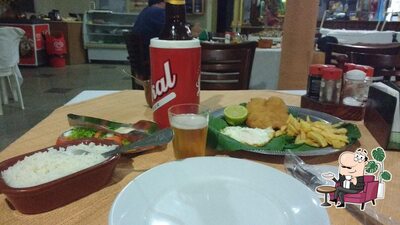 Sente em uma das mesas no Hotel Pousada Vale das Pedras