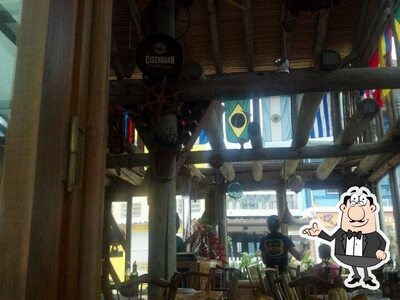 Sente em uma das mesas no Big Bamboo - Ecogastronomia