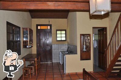 Sente em uma das mesas no Abaré Pousada