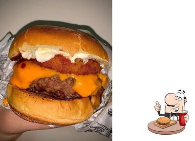 Experimente um dos hambúrgueres disponíveis no Voltarelli Burguer e Porções