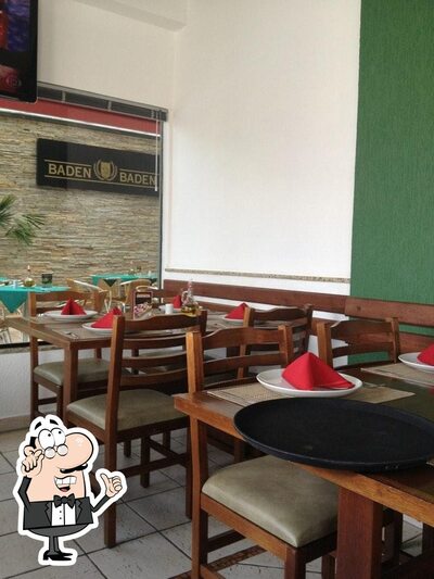 Sente em uma das mesas no Forneria Treviso