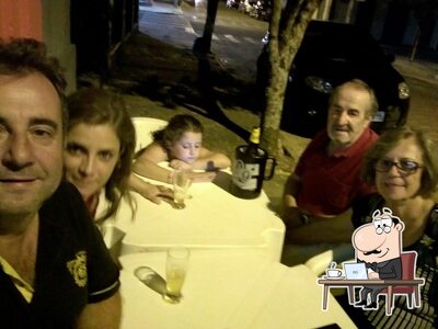 Sente em uma das mesas no Pizzaria Lulu Lanches