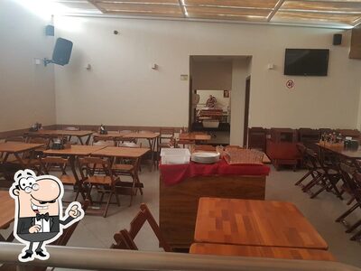 Sente em uma das mesas no Tucunaré Cozinha Bar