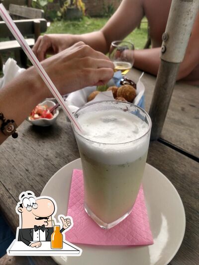 Desfrute de um drinque no Praia da Bica Restaurante Brasileiro