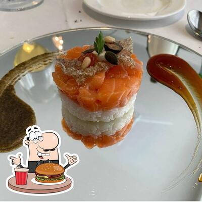 Gustati uno dei tipi di hamburger serviti al ristorante Arca