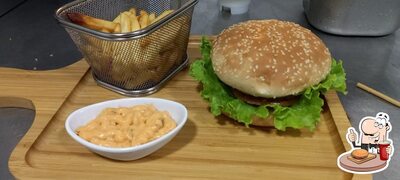 Peça um dos hambúrgueres oferecidos no ART&BURGER