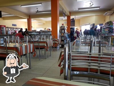 Sente em uma das mesas no Restaurante e Hotel Coqueiro