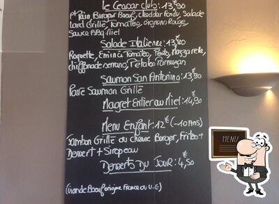 Essayez les plats du jour affichés sur le tableau