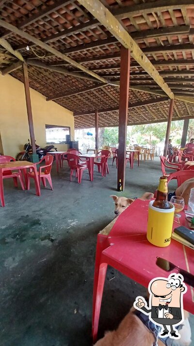 Sente em uma das mesas no K-Tispero